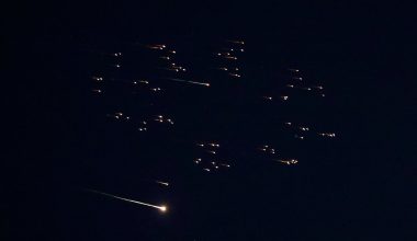 Βίντεο: «Νέφος» υποπυρομαχικών διασπείρεται από ιρανικό πύραυλο Khorramshahr και «λούζει» το κεντρικό Ισραήλ