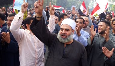 Το Ιράν καλεί τους Μουσουλμάνους στην περιοχή να «καρφώνουν» αμερικανικές θέσεις για να τις χτυπήσουν