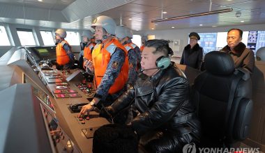 Ο Κιμ Γιονγκ Ουν παρακολούθησε μαζί με την κόρη του και διάδοχο του εκτόξευση πυραύλων από το νέο αντιτορπιλικό