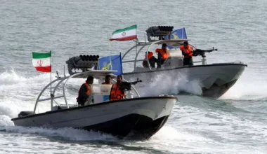 Τεχεράνη σε πλοιοκτήτες: «Η αποδέχεστε την κυριαρχία του Ιράν στα Στενά του Ορμούζ ή τα πλοία σας πάνε στο βυθό»