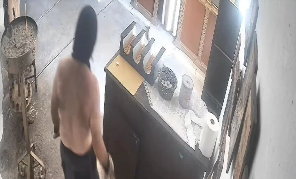 Ηράκλειο: Ημίγυμνος άνδρας μπήκε σε εκκλησία για να κλέψει το παγκάρι – Έσπασε την κάμερα ασφαλείας (βίντεο)