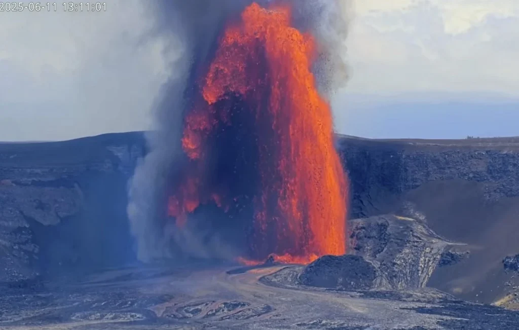 Εντυπωσιακό θέαμα: Εξερράγη για 43η φορά το ηφαίστειο Κιλαουέα – Στα 300 μέτρα εκτοξεύτηκε η λάβα (βίντεο)