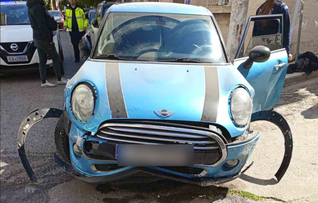 Σοβαρό τροχαίο στον Πειραιά: 20χρονος χωρίς δίπλωμα πήρε παραμάζωμα έξι ΙΧ με το όχημά του – Φώναζε μανιωδώς