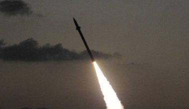 ΗΑΕ: Πύραυλος έπληξε πλοίο μεταφοράς εμπορευματοκιβωτίων ανοικτά του Ρας Αλ-Καϊμά