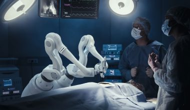 Γιατρός χειρούργησε… εξ αποστάσεως με ρομπότ: Εκείνος βρισκόταν στο Λονδίνο και ο ασθενής στο Γιβραλτάρ