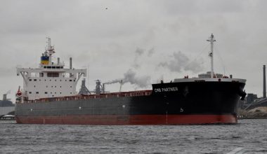 Το πλήρωμα του ελληνόκτητου πλοίου Ζέφυρος που επλήγη στον Κόλπο είναι καλά στην υγεία του