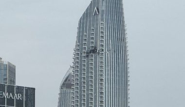 Βίντεο: Ιρανικό drone έπληξε πολυώροφο οικιστικό συγκρότημα στο Ντουμπάι