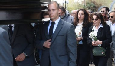 Το ύστατο «χαίρε» στον Γ.Πανουσόπουλο – Με δάκρυα στα μάτια η Μπέτυ Λιβανού