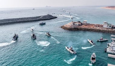 «Τα πλοία των χωρών που κάνουν συμφωνία με το Ιράν περνάνε ελεύθερα από τα Στενά του Ορμούζ», λέει η Τεχεράνη