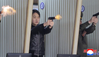 Κιμ Τζου Ε: Η κόρη του Κιμ Γιονγκ Ουν πήρε το όπλο και πυροβόλησε με κλειστό το μάτι σε σκοπευτήριο (φώτο)