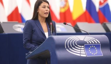 Επίθεση της Α.Λατινοπούλου στην παγκόσμια ακροαριστερά που «έχει βουτηγμένα τα χέρια της στο αίμα»