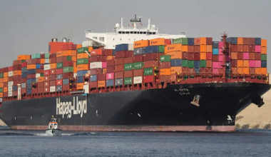 Θραύσματα από βλήματα έπληξαν το φορτηγό πλοίο «Source Blessing» με σημαία Λιβερίας στα Στενά του Ορμούζ