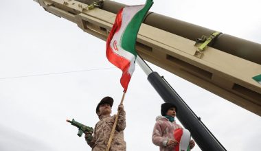 Πλάνα από εκτοξεύσεις ιρανικών βαλλιστικών πυραύλων Emad και Ghadr εναντίον αμερικανικών και ισραηλινών στόχων