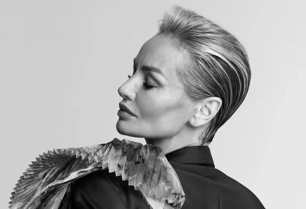 Α.Σκλεναρίκοβα: «Σαγηνεύει» με πλατινέ κοντό κούρεμα και λευκά φρύδια (φώτο-βίντεο)