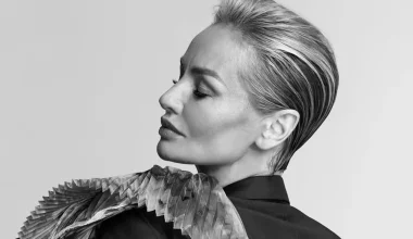 Α.Σκλεναρίκοβα: «Σαγηνεύει» με πλατινέ κοντό κούρεμα και λευκά φρύδια (φώτο-βίντεο)