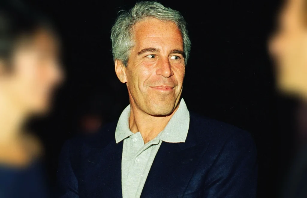 Ο Τζ.Επστάιν είχε στο σπίτι του το άγαλμα της «τέλειας γυναίκας»…ή μήπως της μητέρα του παιδιού του (φώτο)