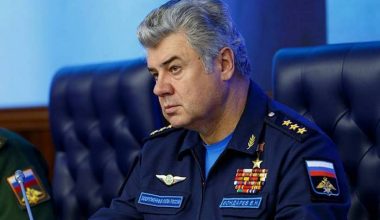 Πρώην αρχηγός της ρωσικής Αεροπορίας: «Οι επιθέσεις με drones & πυραύλους σε Σ.Αραβία & Ομάν έγιναν από τις ΗΠΑ»