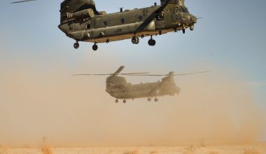 Βίντεο: Αμερικανικά ελικόπτερα CH-47 Chinook αναζητούν τα συντρίμμια του KC-135R στο δυτικό Ιράκ
