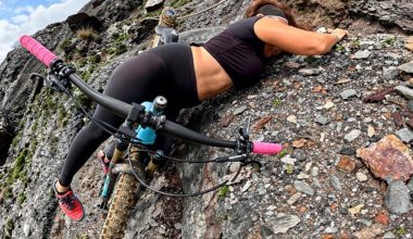 Ισπανία: Ποδηλάτισσα παραλίγο να πέσει από γκρεμό – Κρατήθηκε την τελευταία στιγμή (απίστευτο βίντεο)