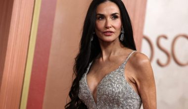 «Αποστεωμένη» εμφανίστηκε η Ν.Μουρ στο κόκκινο χαλί: «Φουντώνουν» τα σενάρια περί χρήσης φαρμάκων απώλειας βάρους