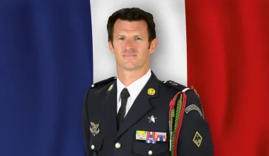 Αρνό Φριόν: Αυτός είναι ο Γάλλος ανθυπασπιστής που έχασε τη ζωή του σε ιρανική επίθεση στο Ιρακινό Κουρδιστάν