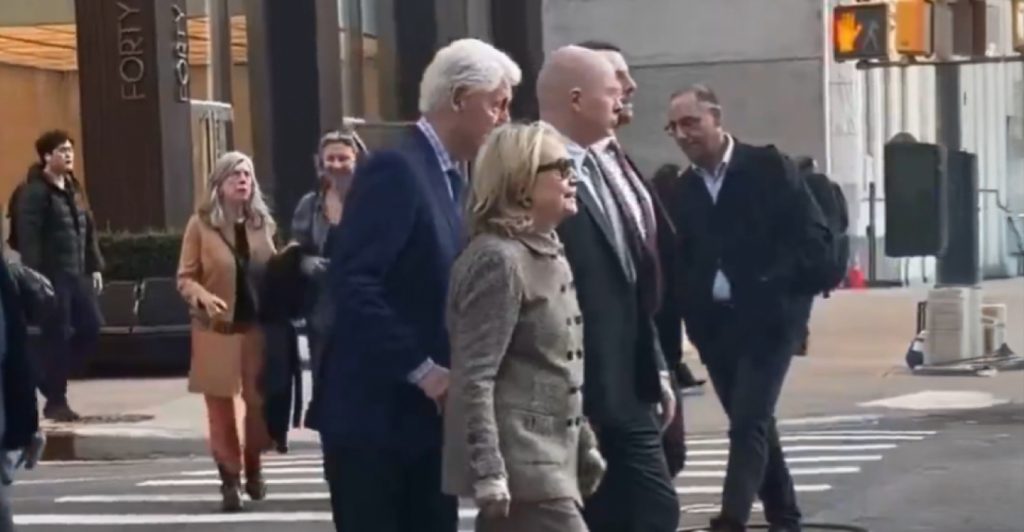 Τι συμβαίνει στον Μπιλ Κλίντον; – Οργή στα social media με το «μπρουτάλ» σπρώξιμο στην Χίλαρι (βίντεο)