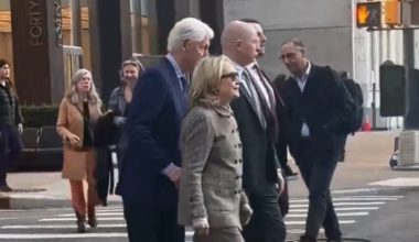 Τι συμβαίνει στον Μπιλ Κλίντον; – Οργή στα social media με το «μπρουτάλ» σπρώξιμο στην Χίλαρι (βίντεο)