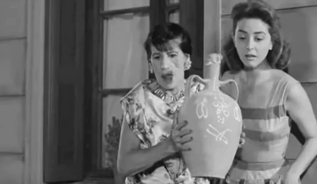 Πολλοί το είδαν λίγοι το πρόσεξαν: Η κινηματογραφική γκάφα στην «θεία από το Σικάγο»