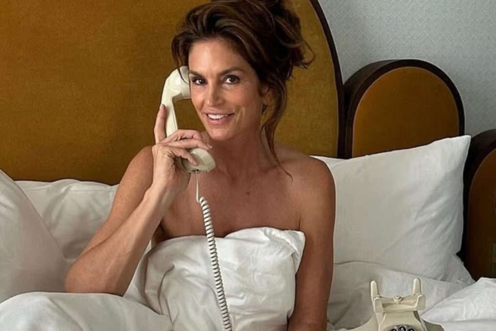 Σίντι Κρόφορντ: Αντιδράσεις με την ρουτίνα του 60χρονου μοντέλου – «Εσύ γυναίκα μου ζεις στον κόσμο σου» (βίντεο)