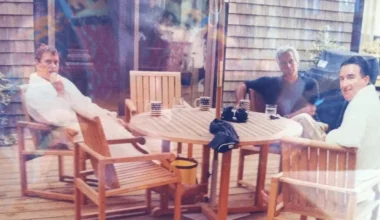 Στη δημοσιότητα φωτογραφία του έκπτωτου πρίγκιπα Άντριου με μπουρνούζι στο πλευρό του Τ.Επστάιν