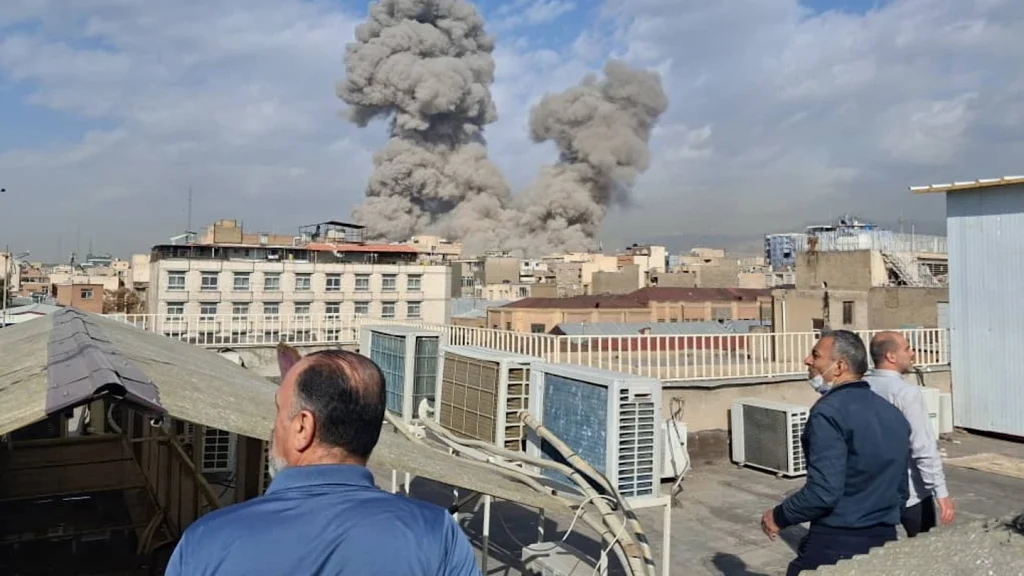 Οι Ισραηλινοί βομβάρδισαν δίπλα σε μεγάλη συγκέντρωση Ιρανών για την Παλαιστίνη στην Τεχεράνη – Σκοτώθηκε μία γυναίκα! (upd)