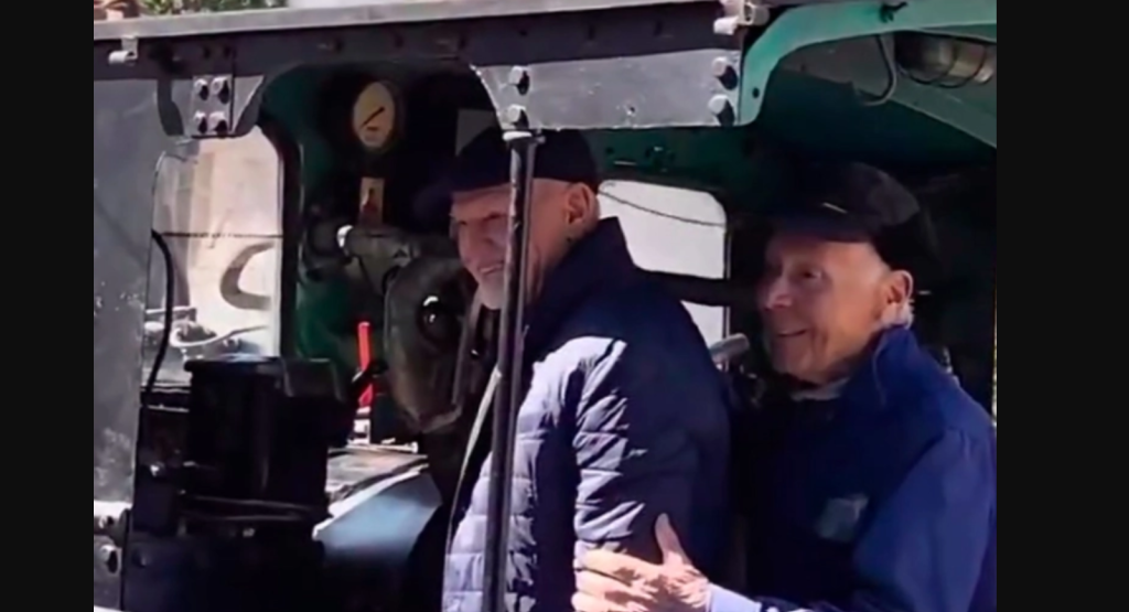 Βόλτα με το τρένο του Οδοντωτού ο ΓΑΠ που… σφύριξε συγχρονισμένα με την σφυρίχτρα της ατμομηχανής (βίντεο)