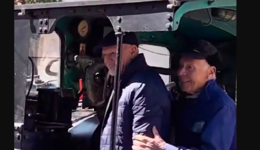 Βόλτα με το τρένο του Οδοντωτού ο ΓΑΠ που… σφύριξε συγχρονισμένα με την σφυρίχτρα της ατμομηχανής (βίντεο)