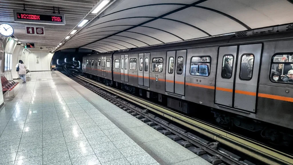 Τρόμος στο μετρό: Νεαροί «γραπώθηκαν» έξω από το βαγόνι και έφτασαν από Αμπελόκηπους…Σύνταγμα! (βίντεο)