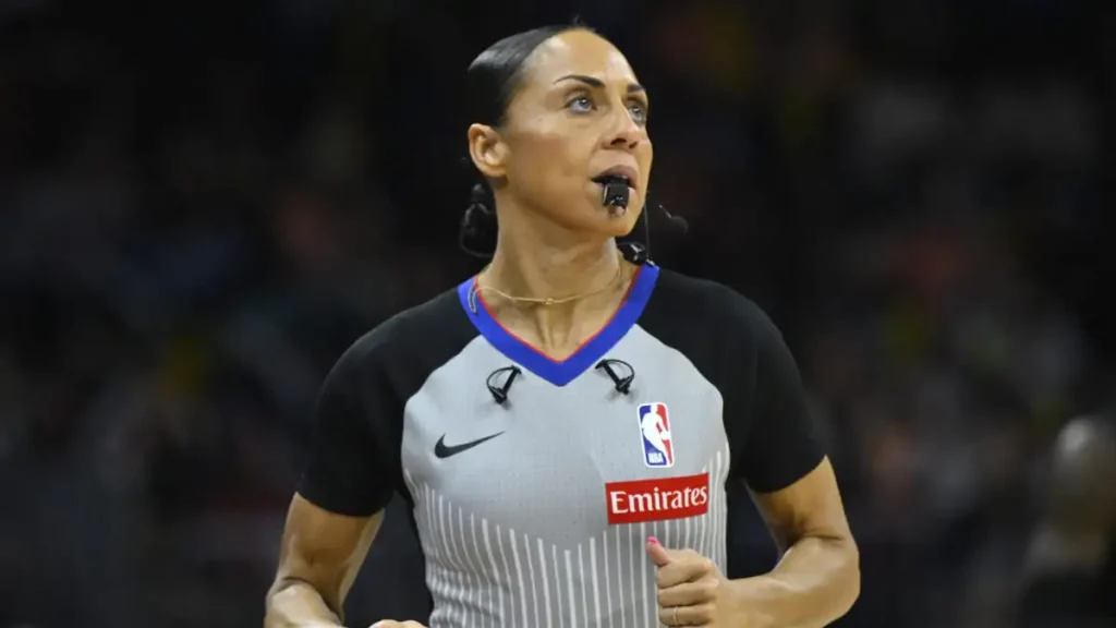 Βίντεο: Η στιγμή που γυναίκα διαιτητής στο NBA «συγκρούεται» με κάμερα στο παρκέ και κτυπά το κεφάλι της