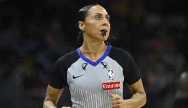 Βίντεο: Η στιγμή που γυναίκα διαιτητής στο NBA «συγκρούεται» με κάμερα στο παρκέ και κτυπά το κεφάλι της