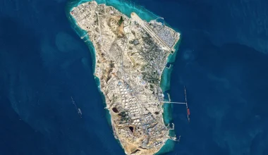 Οι ΗΠΑ εξαπέλυσαν σφοδρούς βομβαρδισμούς στο ιρανικό νησί Χαργκ: «Εξαφανίσαμε κάθε στρατιωτικό στόχο» λέει ο Τραμπ