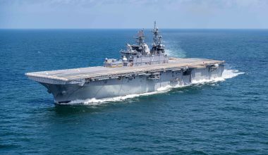 Οι ΗΠΑ στέλνουν επιπλέον στρατιωτικές δυνάμεις στον Κόλπο: Το πλοίο USS Tripoli κατευθύνεται προς τη Μέση Ανατολή