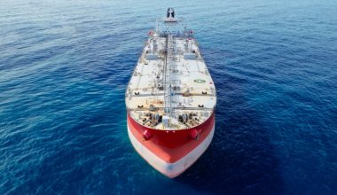 H ανακοίνωση της πλοιοκτήτριας εταιρείας για το ελληνικό δεξαμενόπλοιο που δέχθηκε ουκρανική επίθεση