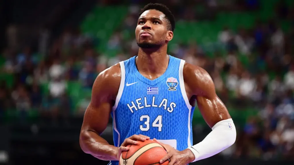 Γ.Αντετοκούνμπο: Δεν θα αγωνιστεί μαζί με τους Μπακς στην αναμέτρησή τους με τους Χοκς