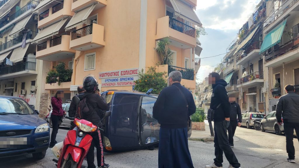 Τροχαίο ατύχημα στην Κυψέλη: Αναποδογύρισε όχημα στη μέση του δρόμου – Απεγκλωβίστηκε ο οδηγός του (φωτο-upd)