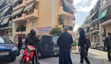 Τροχαίο ατύχημα στην Κυψέλη: Αναποδογύρισε όχημα στη μέση του δρόμου – Εγκλωβισμένος ο ηλικιωμένος οδηγός του(φωτο)