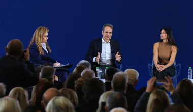 Λάρισα: Διακοπή για λίγα λεπτά στο προσυνέδριο της ΝΔ – Λιποθύμησε γυναίκα