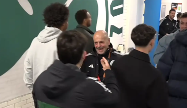 Βίντεο: Ο Γιάννης Αλαφούζος «πνίγει» στην αγκαλιά του τον Ταμπόρδα μετά την νίκη επί της Μπέτις