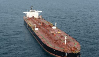 Φωτιά σε αμερικανικό δεξαμενόπλοιο σε ύδατα κοντά στα ΗΑΕ μετά από ιρανική επίθεση: Δείτε βίντεο