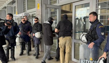 Στο Δικαστικό Μέγαρο Θεσσαλονίκης ο 23χρονος που σκότωσε τον 20χρονο – «Είχα το μαχαίρι για να αμυνθώ»