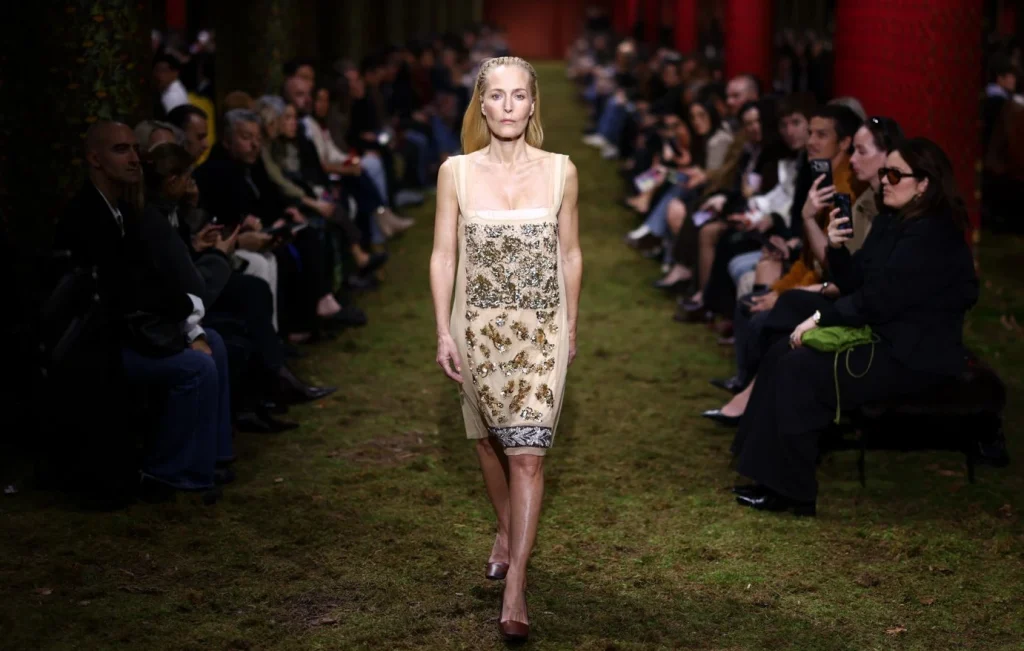 Gillian Anderson: Πλήθος θετικών σχολίων για την εντυπωσιακή εμφάνιση της 57χρονης ηθοποιού σε πασαρέλα (βίντεο)