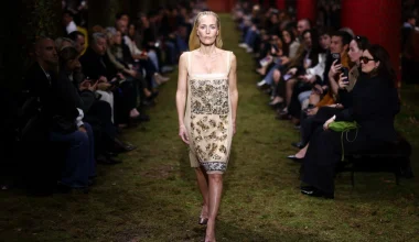 Gillian Anderson: Πλήθος θετικών σχολίων για την εντυπωσιακή εμφάνιση της 57χρονης ηθοποιού σε πασαρέλα (βίντεο)