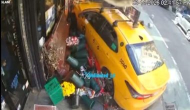 «Τρελή» πορεία ταξί στο κέντρο του Μανχάταν: H στιγμή που παρασέρνει δύο γυναίκες έξω από κατάστημα (βίντεο)