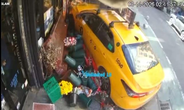 «Τρελή» πορεία ταξί στο κέντρο του Μανχάταν: H στιγμή που παρασέρνει δύο γυναίκες έξω από κατάστημα (βίντεο)